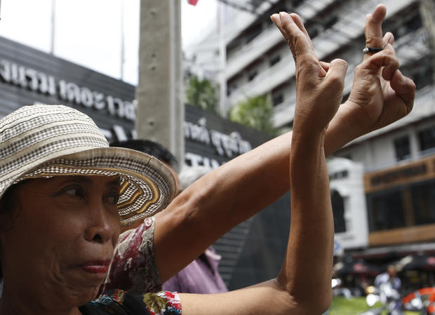 Thai protestors use Mocking Jay hand gesture 