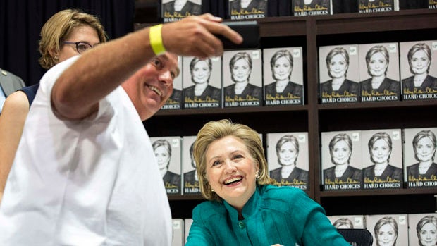 hillaryclintonbooksigning.jpg 