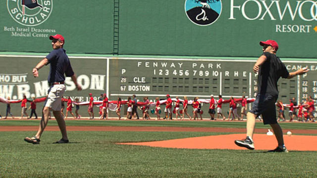 mannings-throw-out-first-pitch-at-fenway.jpg 
