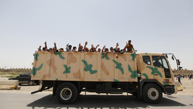 Iraqis volunteer to fight off ISIS 