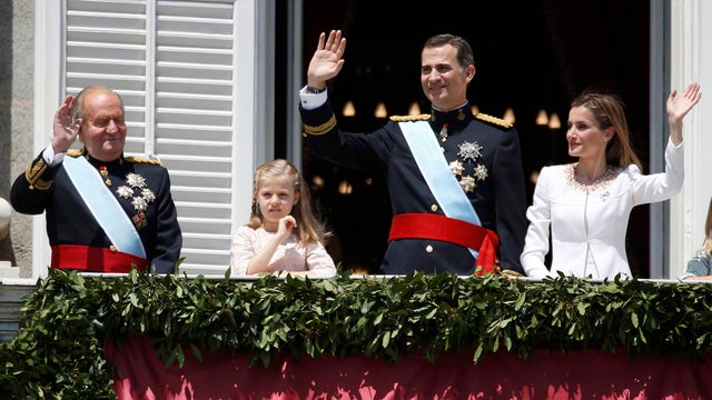 Spain's new King Felipe VI, his wife Queen Letizia, Princess Sofia, Princess Leonor (2ndL), King Juan Carlos and Queen Sofia appear on the balcony of the Royal Palace in Madrid 