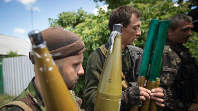 Pro-Russian separatists hold RPGs 