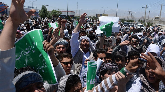 Afghan demonstrators shout slogans in support of presidential candidate Abdullah Abdullah in Kabul June 21, 2014. 