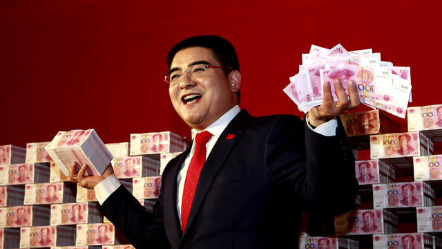 chen-posing-with-yuan-banknotes-ap4870584316376.jpg 