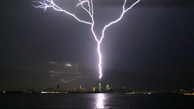 lightningstrike1.jpg 