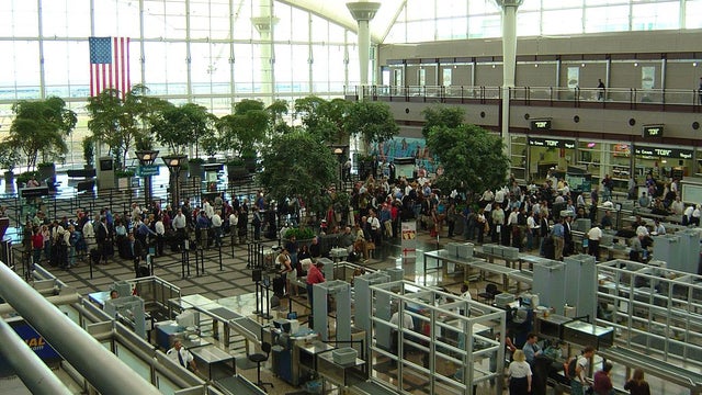 1024px-airportsecuritylines.jpg 