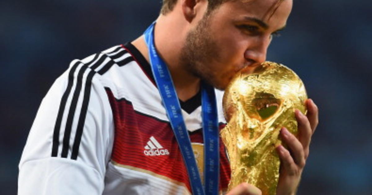 File:Roman Weidenfeller with the FIFA World Cup trophy - 2014.jpg