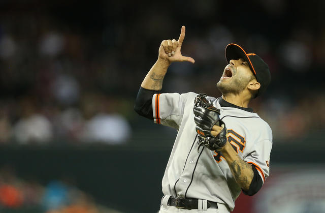 Giants' Sergio Romo ends MLB career with keepsake hat, curtain