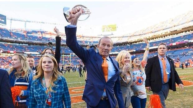 Pat Bowlen holds trophy with family 