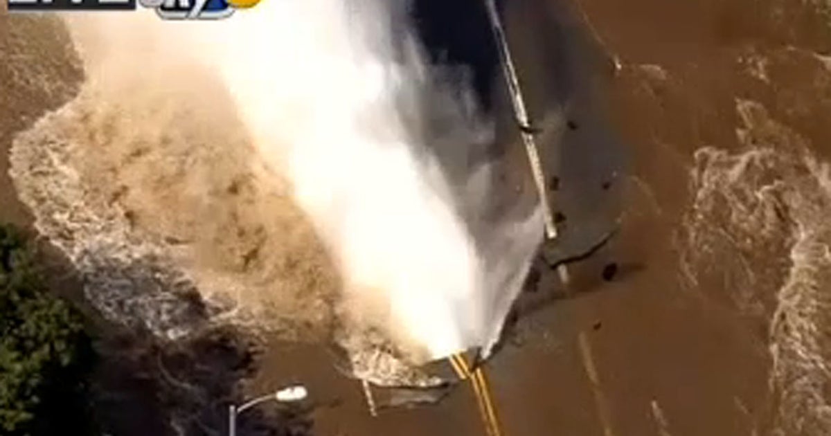 Major water main break floods parts of UCLA area - CBS News
