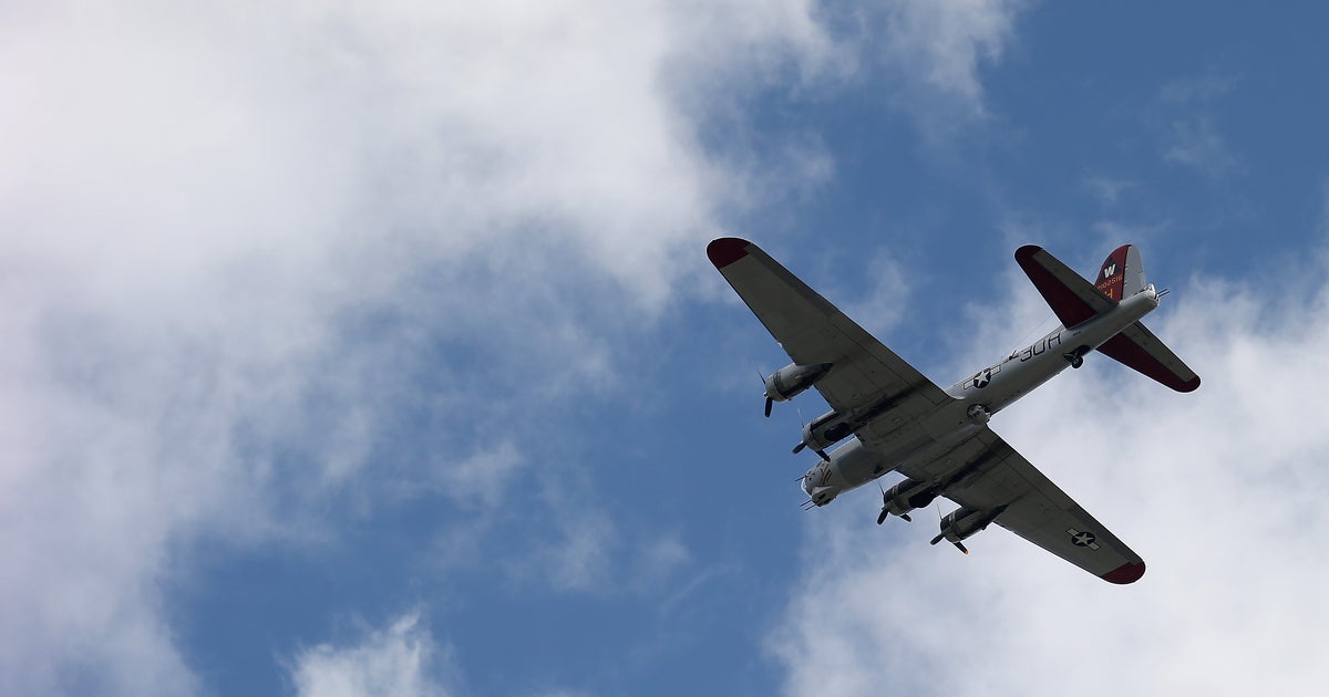 2 injured in plane crash near Wisconsin air show - CBS News