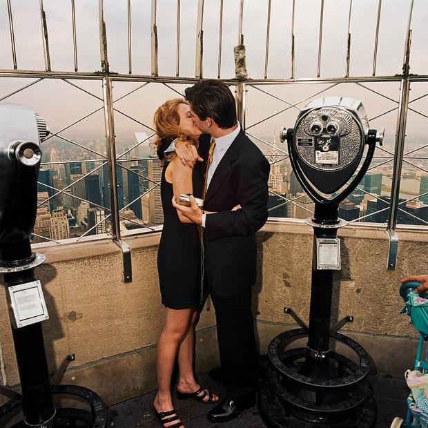 kissing-couple-atop-empire-state-building-nyc-20001.jpg 