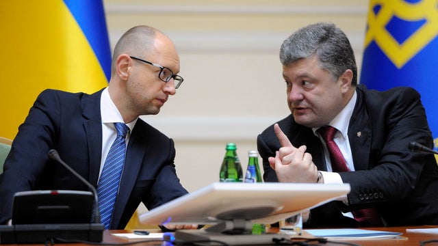 Ukrainian President Petro Poroshenko (R) talks with Prime Minister Arseny Yatsenuk 
