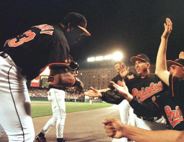 Baltimore Orioles Eddie Murray (L) is greeted by m 