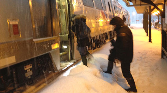 septa-train-arrives-wynnewood-snow-_loeb.jpg 