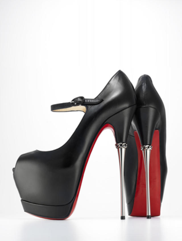 Chose Louboutin heels for tonight : r/heels