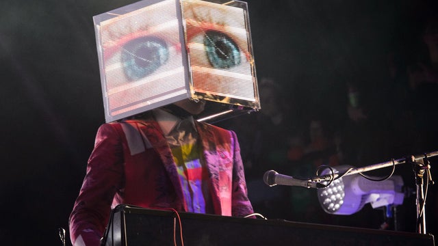 arcade-fire-boxhead-451336334.jpg 