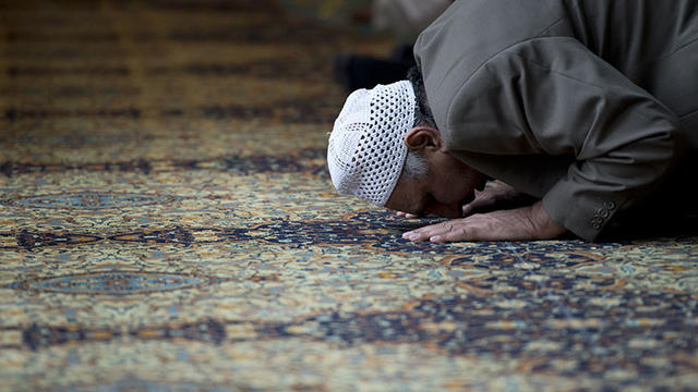 muslim-man-praying.jpg 