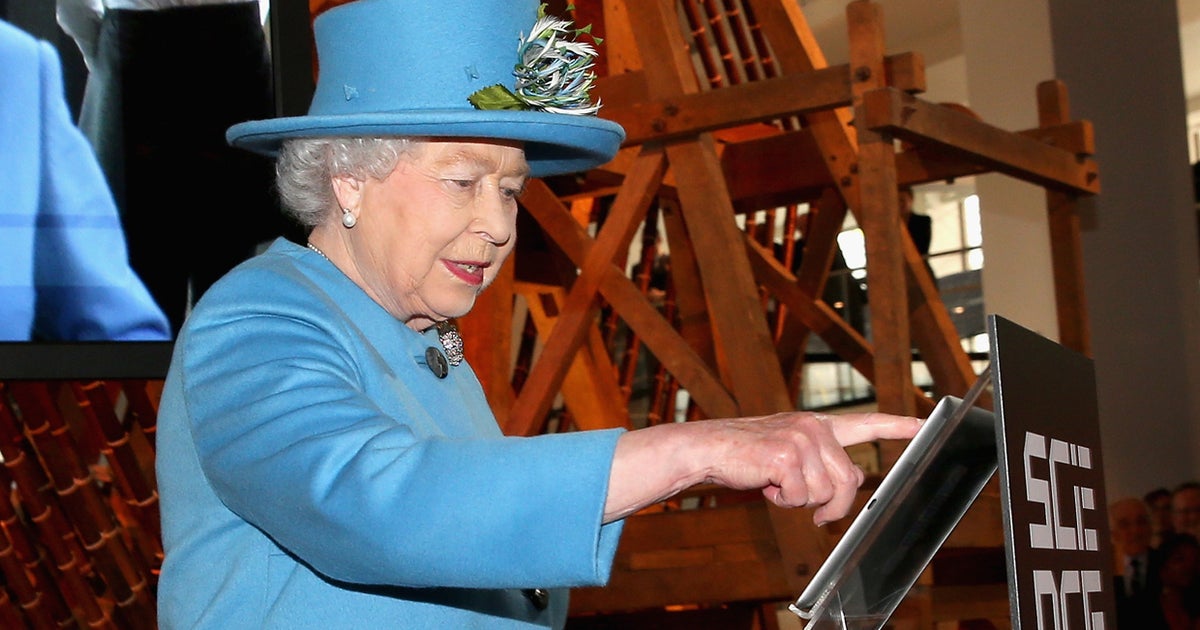 Queen Elizabeth II sends her first tweet - CBS News