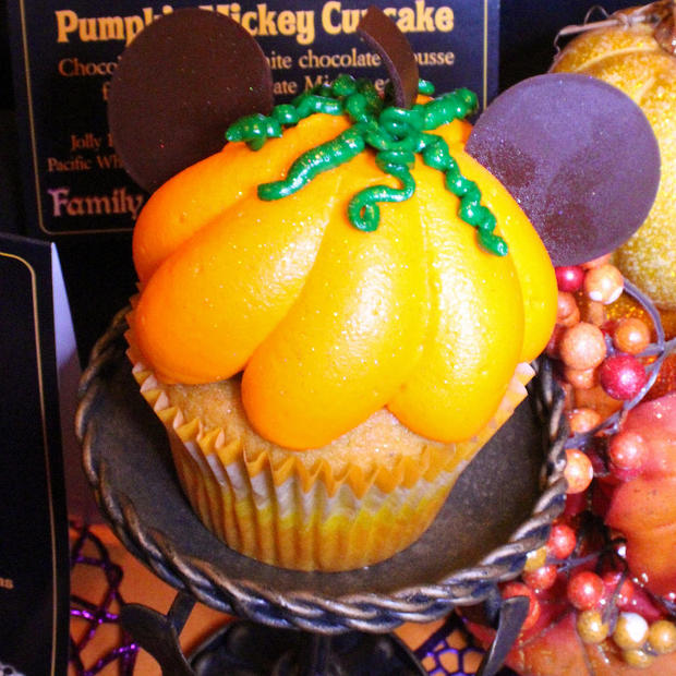 Mickey-Pumpkin-Cupcake1 -disneyland halloween treats 