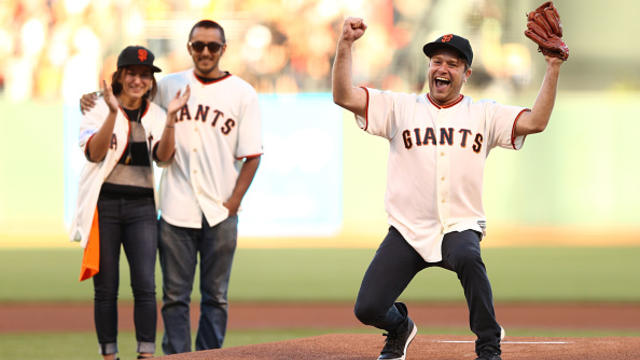 giants-first-pitch-robin-williams.jpg 