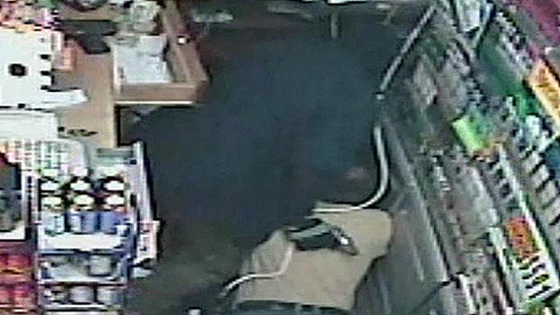 Robber Threatens Clerk 