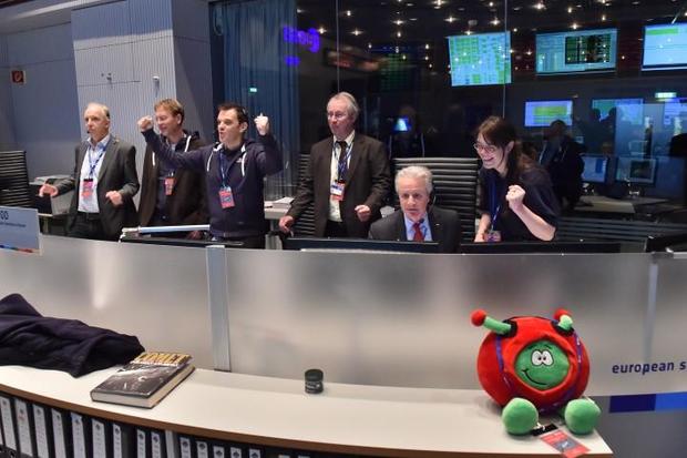 Flight controllers and mission managers react to news from the European Space Agency's Rosetta probe confirming release of the Philae comet lander 