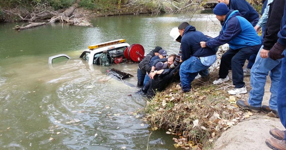 Dallas men rescue co-worker from sinking truck in river - CBS News