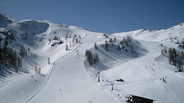 ski-run-466225_1280 snow mountain 