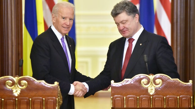 Ukrainian President Petro Poroshenko (R) and US Vice-President Joe Biden shake hands before a statement after their talks 