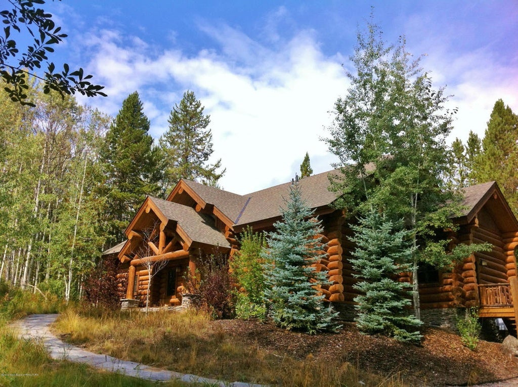 10 luxurious log cabins on the market