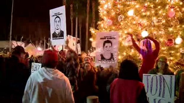 Protesters at Oakland Tree Lighting 