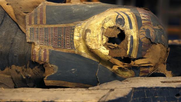 Scientists open mummy's coffin in Chicago 