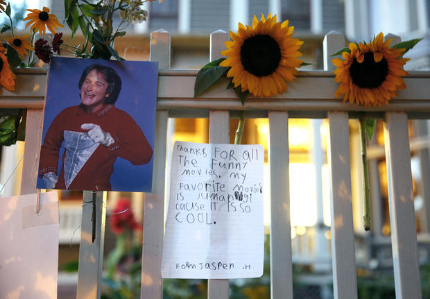 People Leave Tributes To Robin Williams Outside Mork &amp; Mindy House 