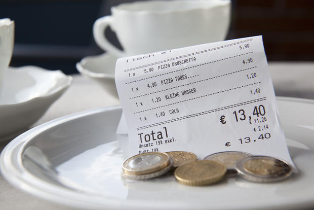tipping europe waiter 