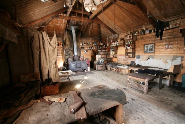 nzaht-interior-shackletons-hut-cape-royds-photo-nzaht-org-web.jpg 