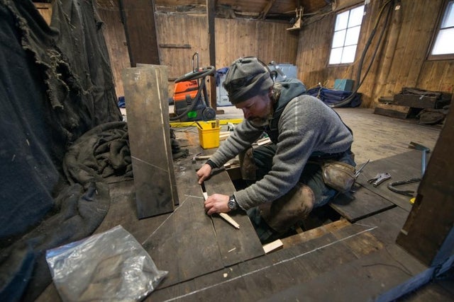 nzaht-lead-carpenter-gordon-macdonald-lifting-floor-panels-at-discovery-hut-photo-alasdair-turner-photography-web.jpg 
