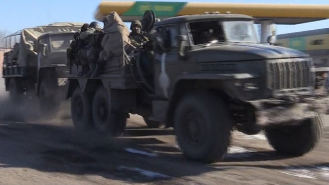 ​Ukrainian soldiers are seen retreating from the battlefield near Debaltseve 