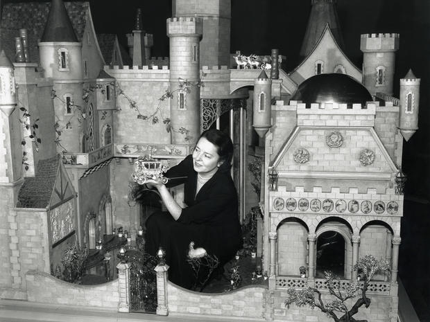 cm-colleen-moore-with-fairy-castle-1.jpg 