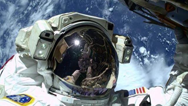 astronaut-selfie.jpg 