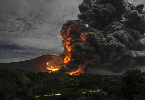 indonesian-volcano-continues-to-spewrtr49grh.jpg 