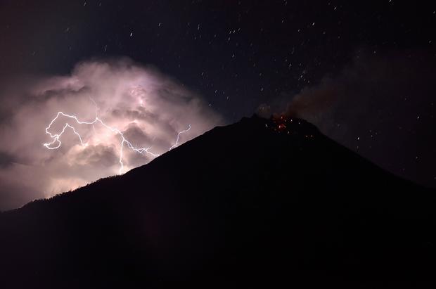 indonesian-volcano-continues-to-spewgettyimages464093092.jpg 