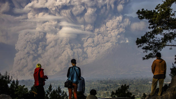 Indonesian volcano continues to spew 