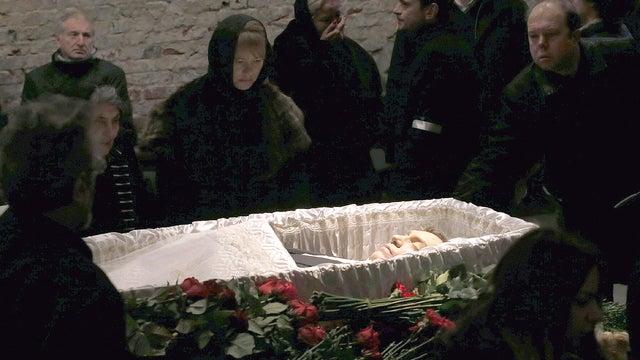 Mourners surround the coffin as they attend a memorial service before the funeral of Russian opposition leader Boris Nemtsov in Moscow 