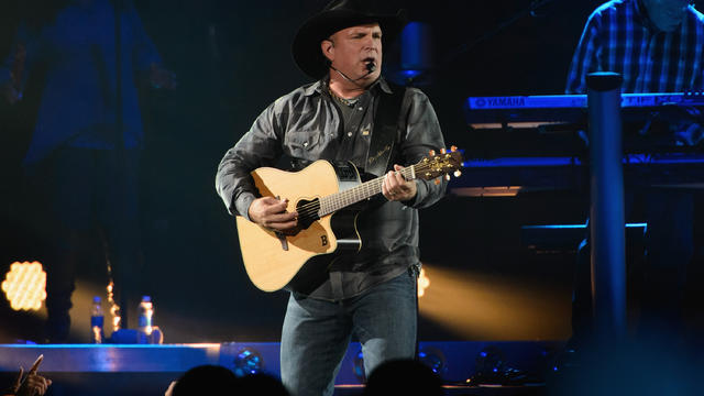 2-garth-brooks.jpg 