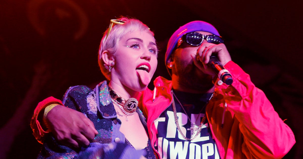 Miley Cyrus surprises SXSW crowd - CBS News