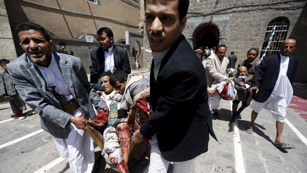 People carry the injured out of a mosque which was attacked by suicide bombers in Sanaa, Yemen, March 20, 2015. 