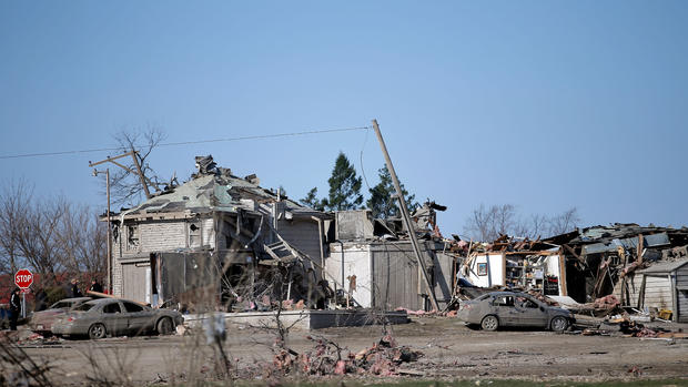 Tornado shatters Illinois town 