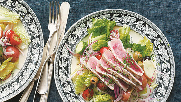 Mediterranean Salad with Seared Tuna 