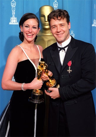 russell-crowe-julia-roberts-ampas.jpg